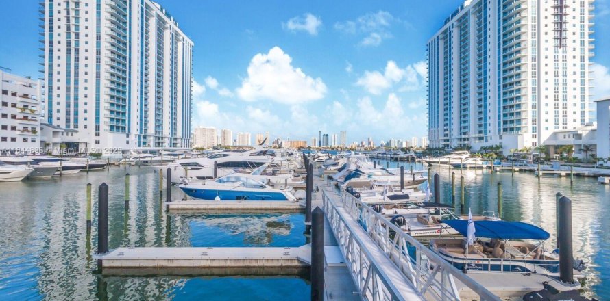 Condo in North Miami Beach, Florida, 4 bedrooms № 1846090