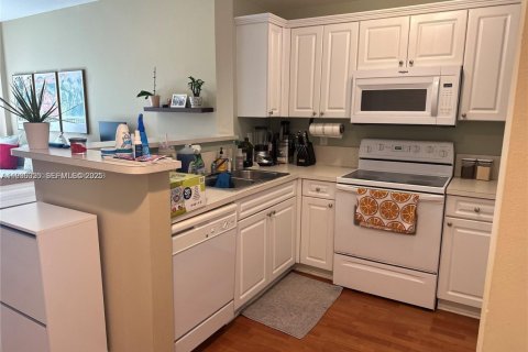 Condo in Coral Gables, Florida, 1 bedroom  № 1994329 - photo 4