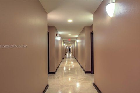 Condo in Coral Gables, Florida, 1 bedroom  № 1994329 - photo 19