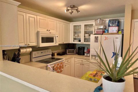 Condo in Coral Gables, Florida, 1 bedroom  № 1994329 - photo 3