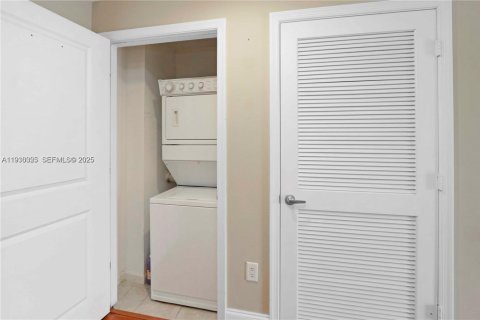 Condo in Coral Gables, Florida, 1 bedroom  № 1994329 - photo 5