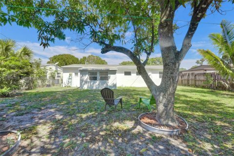 House in Miramar, Florida 4 bedrooms, 118.26 sq.m. № 1737997 - photo 17