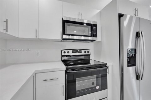House in Miramar, Florida 4 bedrooms, 118.26 sq.m. № 1737997 - photo 25