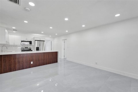 House in Miramar, Florida 4 bedrooms, 118.26 sq.m. № 1737997 - photo 20