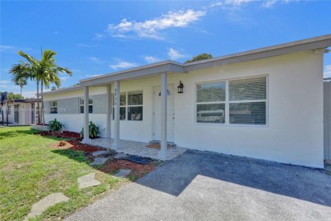 House in Miramar, Florida 4 bedrooms, 118.26 sq.m. № 1737997 - photo 4