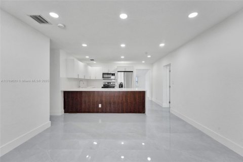 House in Miramar, Florida 4 bedrooms, 118.26 sq.m. № 1737997 - photo 21