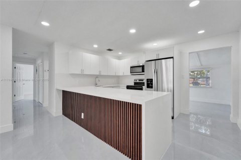House in Miramar, Florida 4 bedrooms, 118.26 sq.m. № 1737997 - photo 22