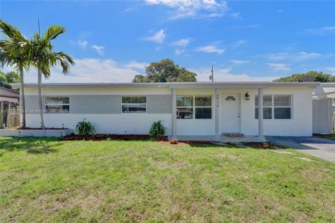 House in Miramar, Florida 4 bedrooms, 118.26 sq.m. № 1737997 - photo 1