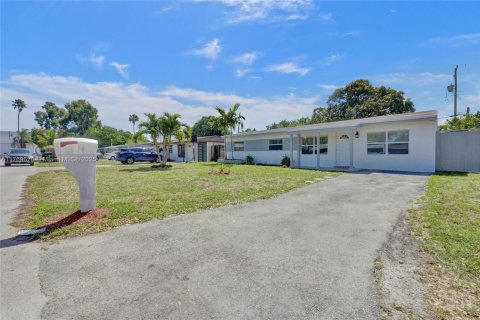 House in Miramar, Florida 4 bedrooms, 118.26 sq.m. № 1737997 - photo 5