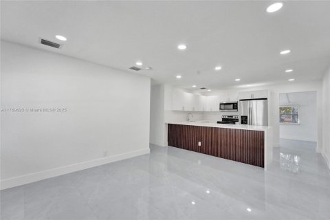 House in Miramar, Florida 4 bedrooms, 118.26 sq.m. № 1737997 - photo 18