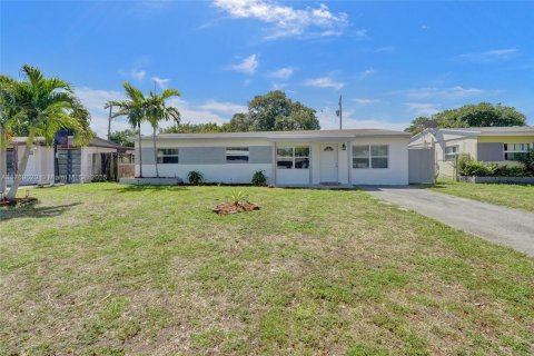 House in Miramar, Florida 4 bedrooms, 118.26 sq.m. № 1737997 - photo 2