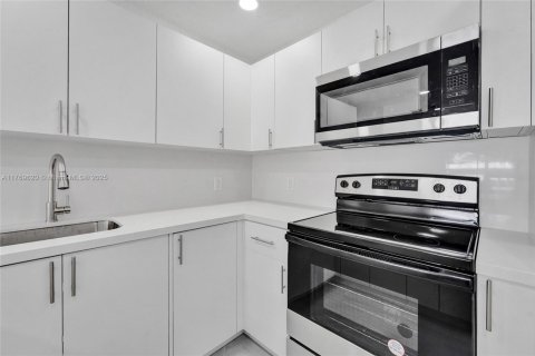 House in Miramar, Florida 4 bedrooms, 118.26 sq.m. № 1737997 - photo 24