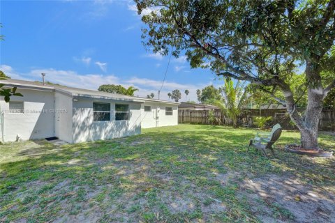 House in Miramar, Florida 4 bedrooms, 118.26 sq.m. № 1737997 - photo 10