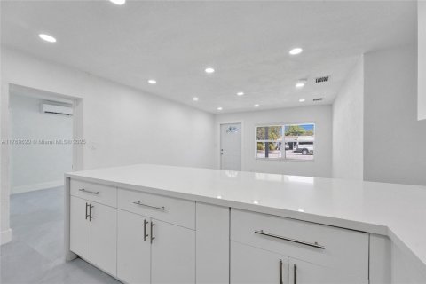 House in Miramar, Florida 4 bedrooms, 118.26 sq.m. № 1737997 - photo 26