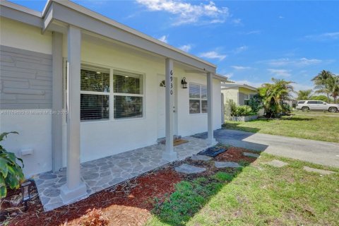 House in Miramar, Florida 4 bedrooms, 118.26 sq.m. № 1737997 - photo 3
