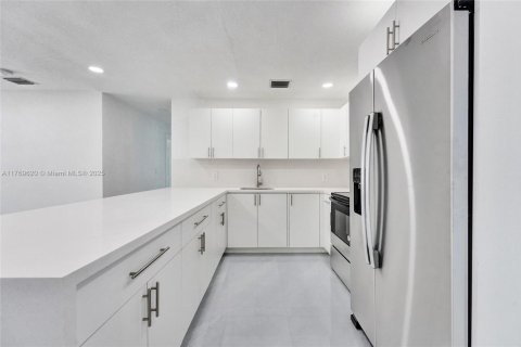 House in Miramar, Florida 4 bedrooms, 118.26 sq.m. № 1737997 - photo 23