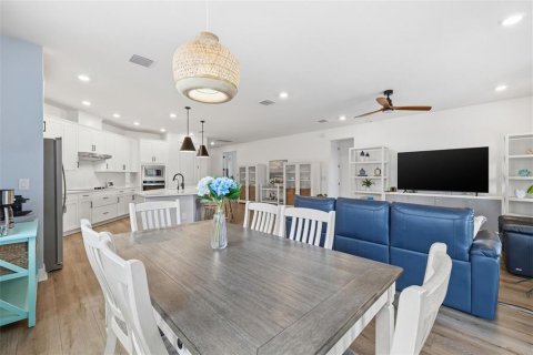 House in Tarpon Springs, Florida 4 bedrooms, 225.57 sq.m. № 2136424 - photo 8