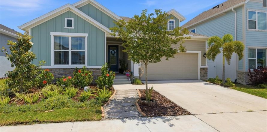 House in Tarpon Springs, Florida 4 bedrooms, 225.57 sq.m. № 2136424