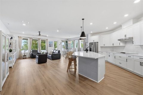 House in Tarpon Springs, Florida 4 bedrooms, 225.57 sq.m. № 2136424 - photo 4