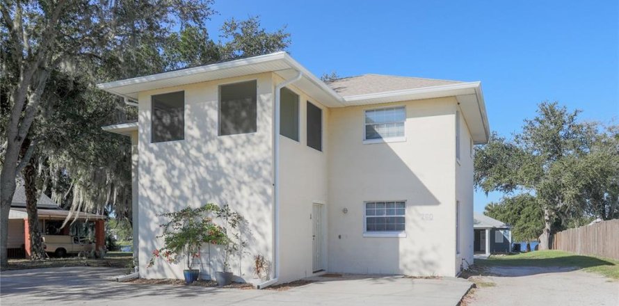 Commercial property in Umatilla, Florida 4 bedrooms, 200.67 sq.m. № 2205843