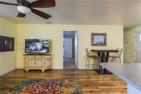 Commercial property in Umatilla, Florida 4 bedrooms, 200.67 sq.m. № 2205843 - photo 11
