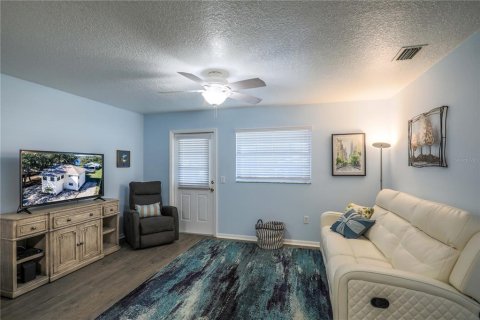 Commercial property in Umatilla, Florida 4 bedrooms, 200.67 sq.m. № 2205843 - photo 25