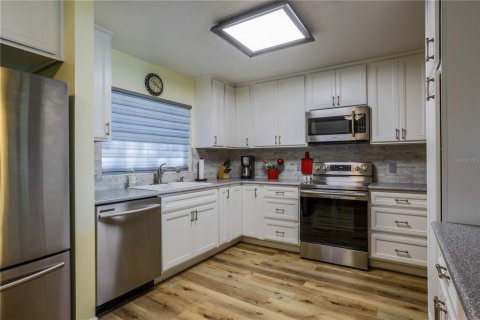 Commercial property in Umatilla, Florida 4 bedrooms, 200.67 sq.m. № 2205843 - photo 2