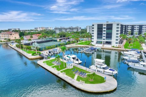 Condo in Sarasota, Florida, 1 bedroom  № 1870555 - photo 3