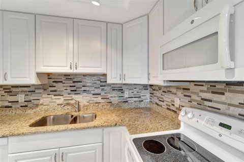 Condo in Sarasota, Florida, 1 bedroom  № 1870555 - photo 19