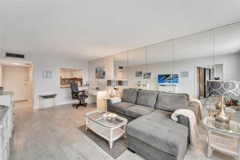 Condo in Sarasota, Florida, 1 bedroom  № 1870555 - photo 12