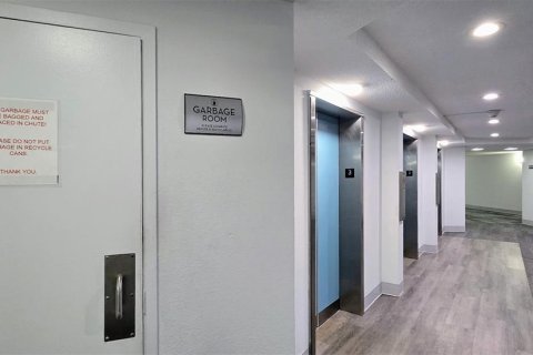 Condo in Sarasota, Florida, 1 bedroom  № 1870555 - photo 30