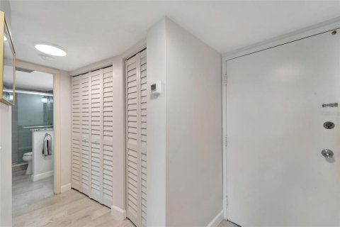 Condo in Sarasota, Florida, 1 bedroom  № 1870555 - photo 27