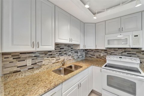 Condo in Sarasota, Florida, 1 bedroom  № 1870555 - photo 17