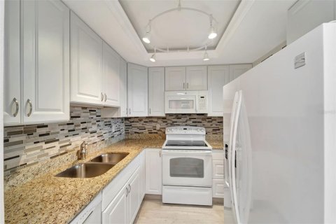 Condo in Sarasota, Florida, 1 bedroom  № 1870555 - photo 18