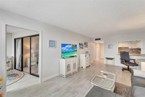 Condo in Sarasota, Florida, 1 bedroom  № 1870555 - photo 13