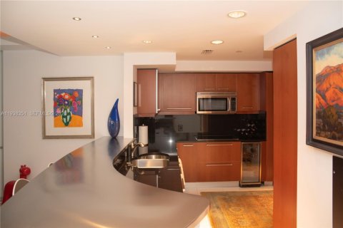 Condo in Miami, Florida, 1 bedroom  № 1995889 - photo 3