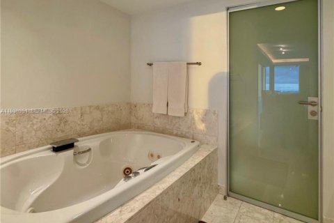 Condo in Miami, Florida, 1 bedroom  № 1995889 - photo 9