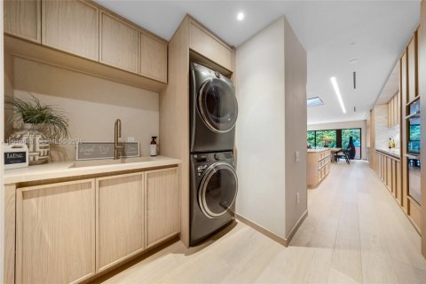 Casa en venta en Miami, Florida, 4 dormitorios, 309.18 m2 № 2189497 - foto 18