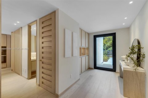Casa en venta en Miami, Florida, 4 dormitorios, 309.18 m2 № 2189497 - foto 25