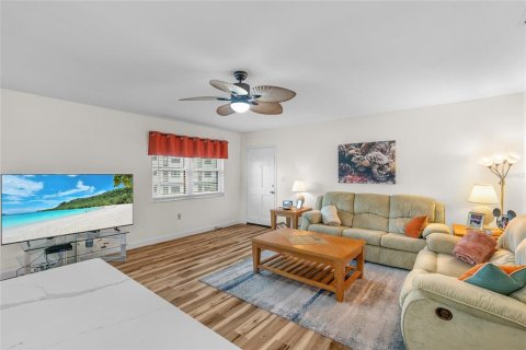 Condo in Saint Petersburg, Florida, 2 bedrooms № 2148118 - photo 11