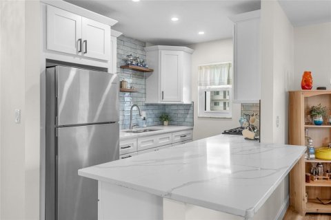 Condo in Saint Petersburg, Florida, 2 bedrooms № 2148118 - photo 13