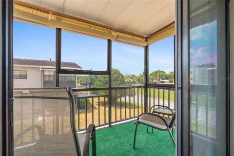 Condo in Saint Petersburg, Florida, 2 bedrooms № 2148118 - photo 29