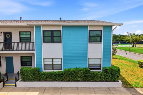 Condo in Saint Petersburg, Florida, 2 bedrooms № 2148118 - photo 4