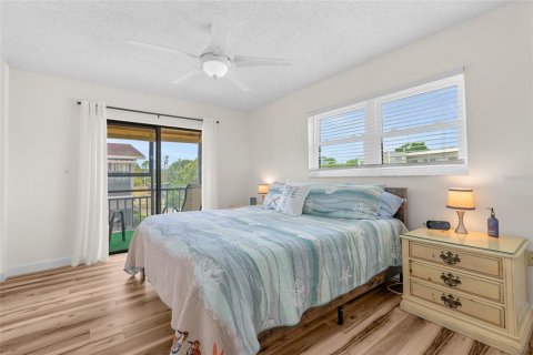 Condo in Saint Petersburg, Florida, 2 bedrooms № 2148118 - photo 19