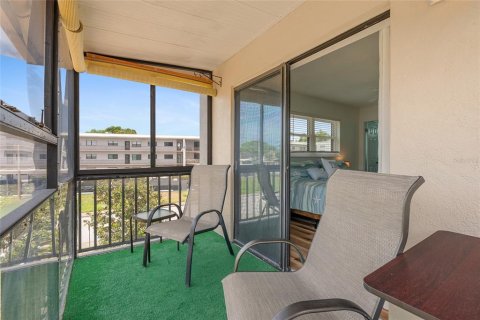 Condo in Saint Petersburg, Florida, 2 bedrooms № 2148118 - photo 30