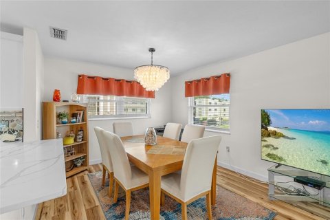 Condo in Saint Petersburg, Florida, 2 bedrooms № 2148118 - photo 9