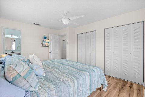 Condo in Saint Petersburg, Florida, 2 bedrooms № 2148118 - photo 21