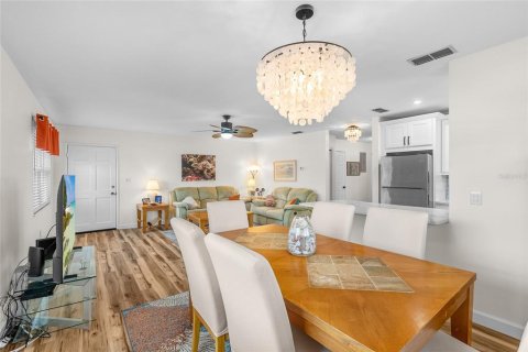 Condo in Saint Petersburg, Florida, 2 bedrooms № 2148118 - photo 10