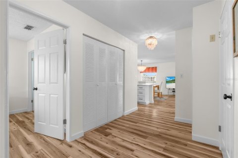 Condo in Saint Petersburg, Florida, 2 bedrooms № 2148118 - photo 18