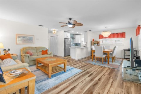 Condo in Saint Petersburg, Florida, 2 bedrooms № 2148118 - photo 6